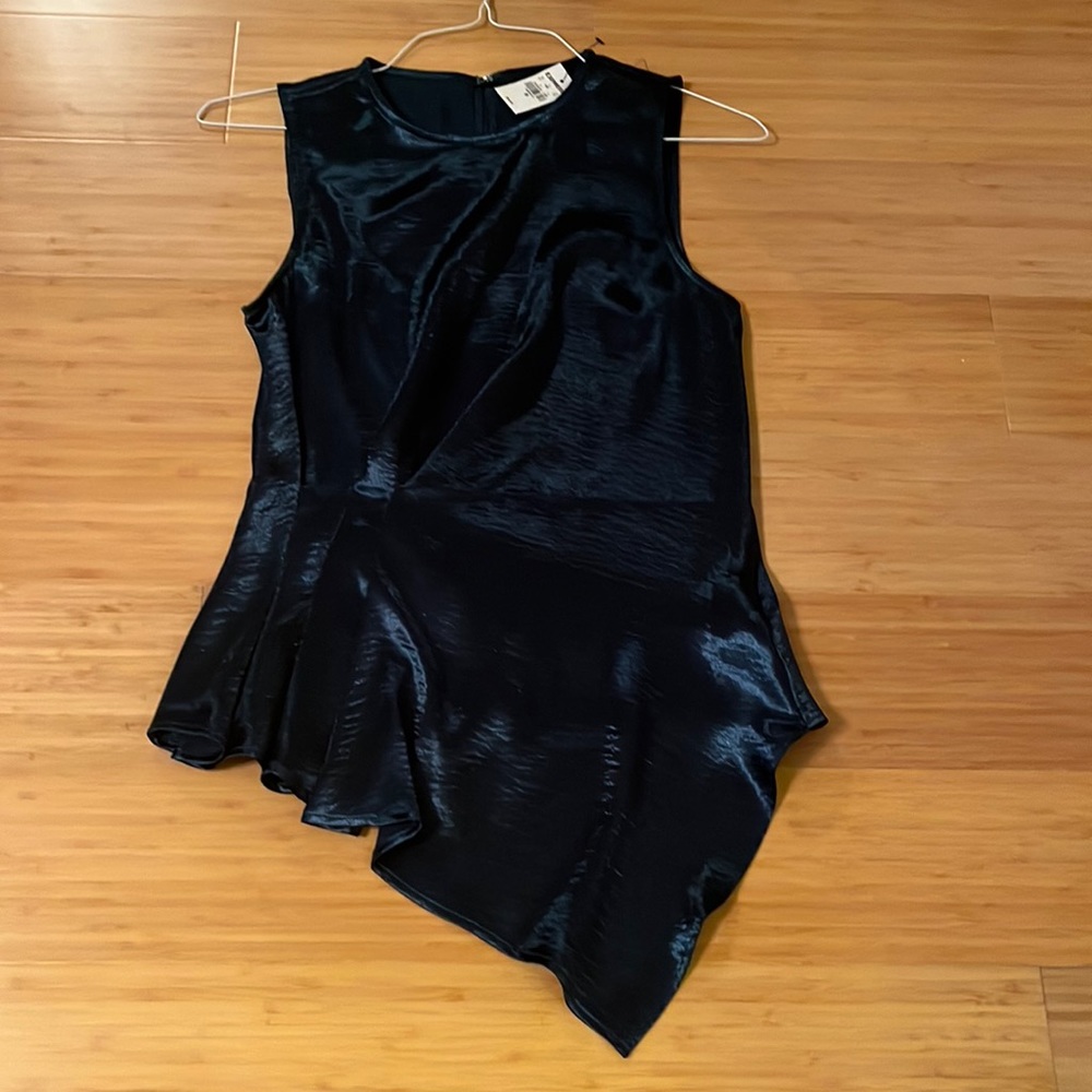 🌻 Nwt Express forest green satin blouse